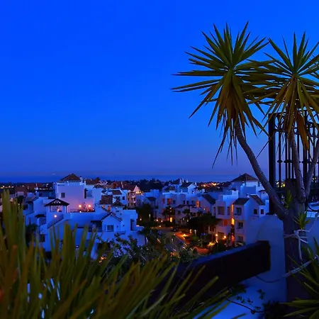 Penthouse In Benahavis With Terrace And Jacuzzi Estepona