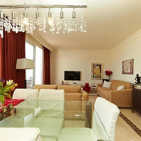 Penthouse In Benahavis With Terrace And Jacuzzi