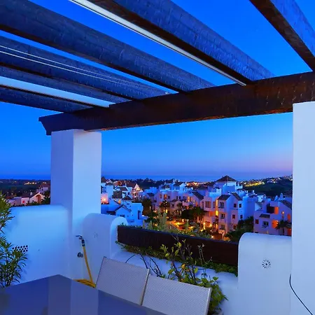 Penthouse In Benahavis With Terrace And Jacuzzi
